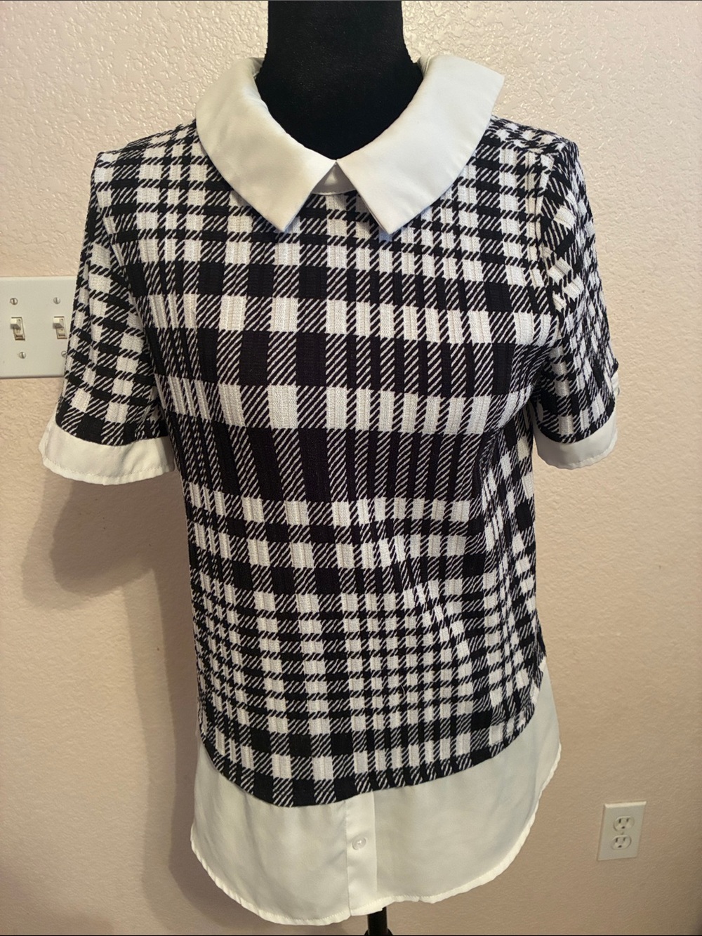 Classic Black & White Plaid Short-Sleeve Tunic with White Collar